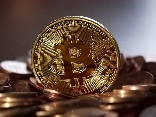 Bitcoin scivola sotto $40 mila